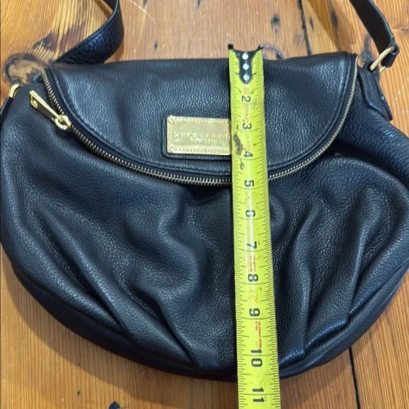 Marc Jacobs Leather Black Crossbody Bag with Adjustable Strap and Slouchy Design - Picture 11 of 11